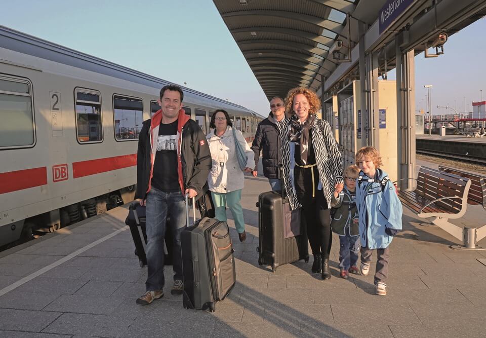 Familie mit Koffer am Bahnhof Westerland