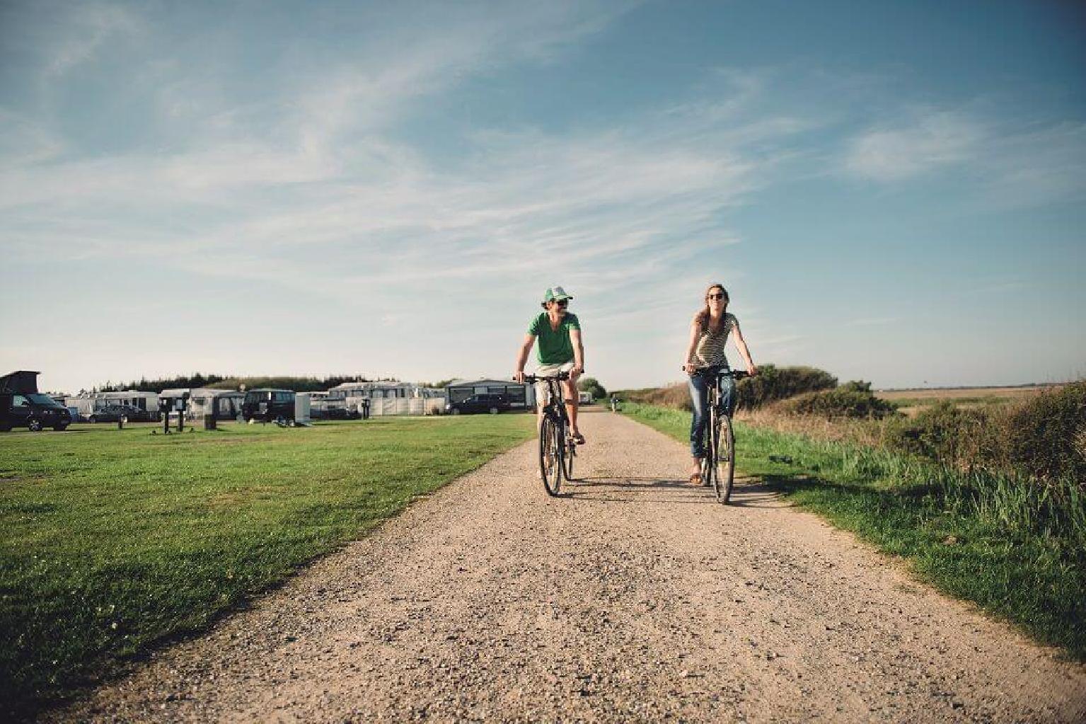 Einsteigertipps auf Sylt: Sehenswürdigkeiten auf Sylt - zwei Menschen auf dem Fahrrad für einen Kurzurlaub auf Sylt
