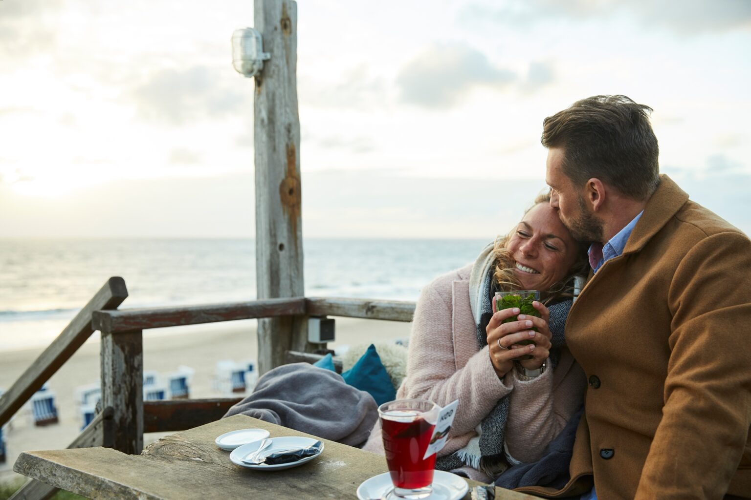 Paar trinkt Tee im Beachhouse auf Sylt